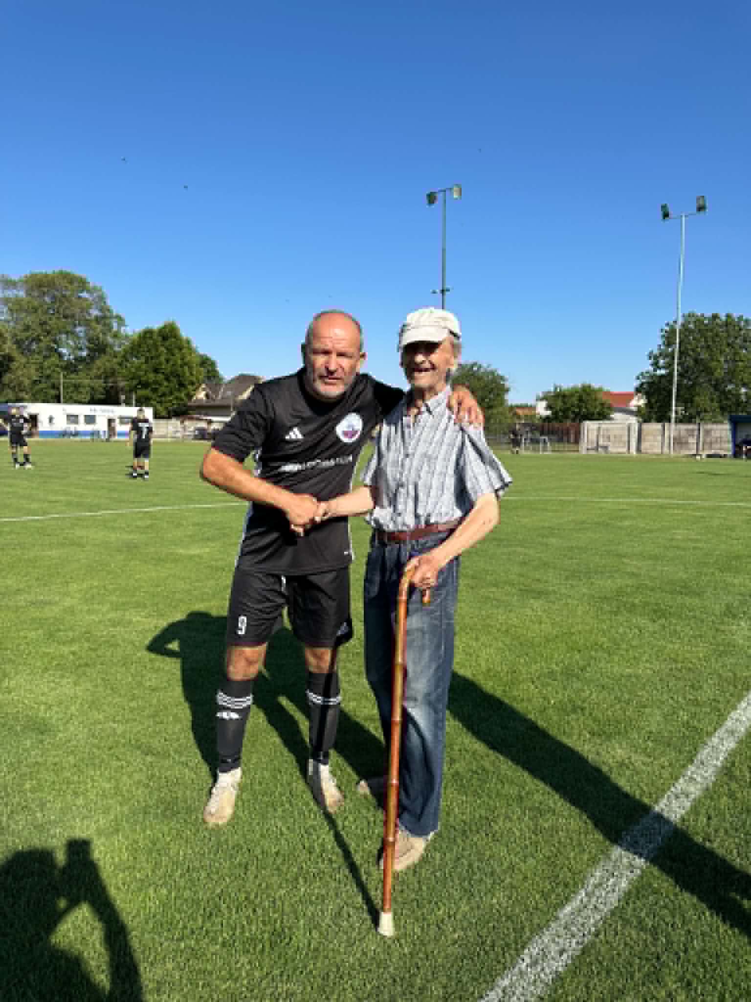 Hráč FK Veča a dlhoročný fanúšik klubu na ihrisku
